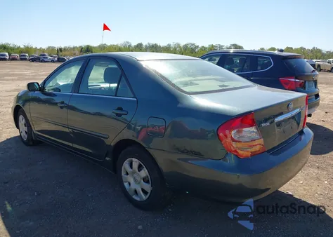 2004 Toyota Camry Le z USA, uszkodzony, nr VIN 4T1BE32K84U308828